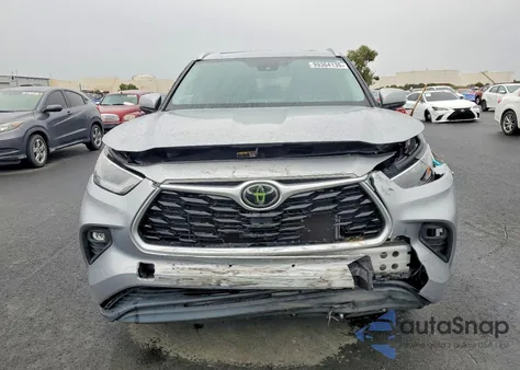 2021 Toyota Highlander Xle z USA, uszkodzony, nr VIN 5TDHZRBH2MS557236